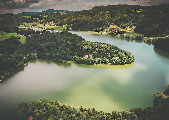 Slivnisko Jezero Hisa Veliki Rakitovec