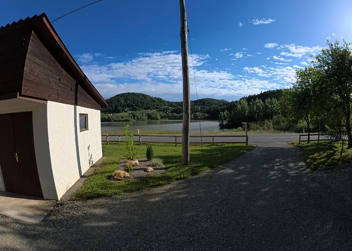 Slivnisko Jezero Hisa Veliki Rakitovec